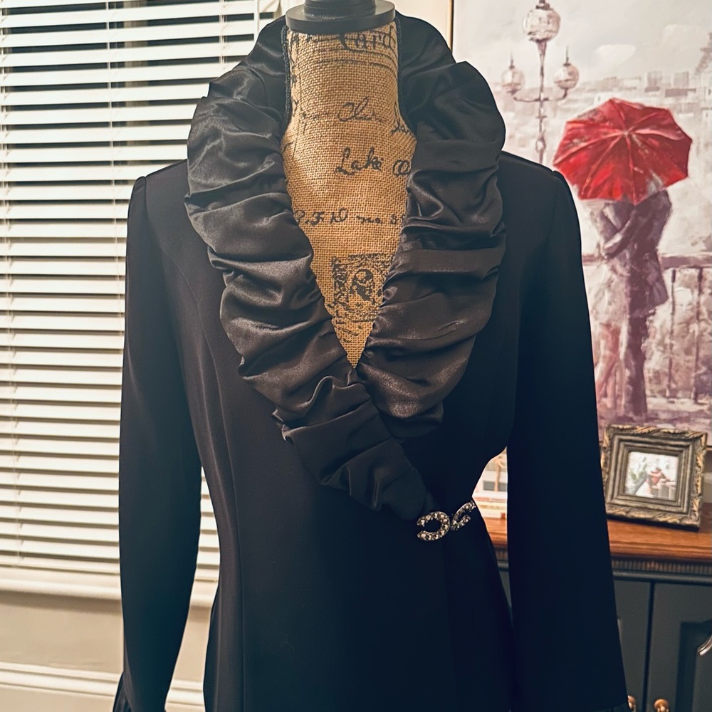 Joseph Ribkoff Black Satin Blazer. Ruffled collar Satin, body Comfy Poly, Sz 6